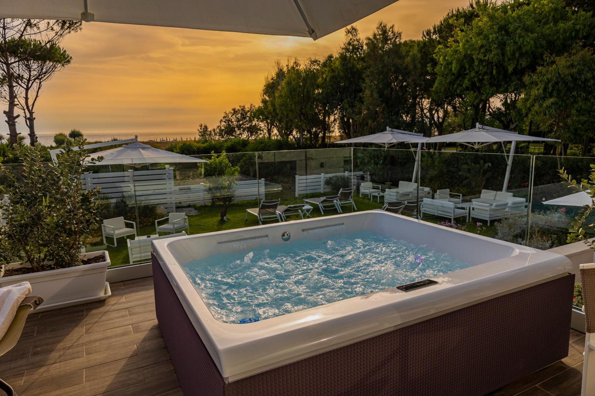 Aquamaris Design Suite & Spa 파이스툼 외부 사진